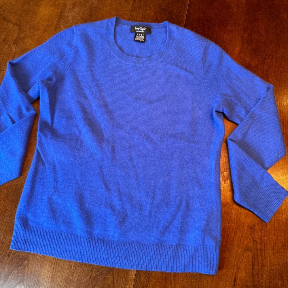 Lord & Taylor Sweater Women M Blue Cashmere Crew Neck Long Sleeve Solid Classic